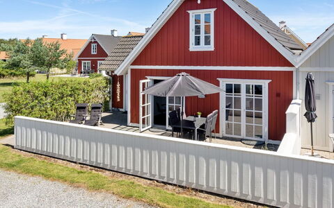Todorka - 800M from the Sea: Arbusto, Urban Design, Groundcover, Brick, Appartamento, Estate, Muratura, Balcone, Landscaping