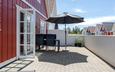 Todorka - 800M from the Sea: Arbusto, Urban Design, Groundcover, Brick, Appartamento, Estate, Muratura, Balcone, Landscaping