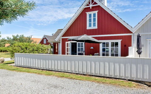 Todorka - 800M from the Sea: Arbusto, Urban Design, Groundcover, Brick, Appartamento, Estate, Muratura, Balcone, Landscaping