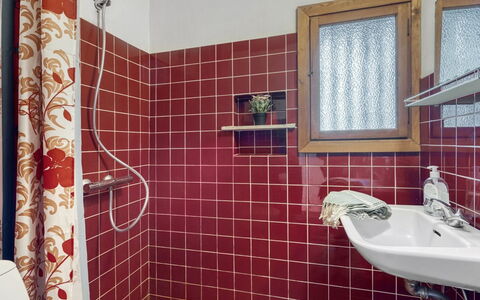 Thorgisl - 1.4Km from the Sea: Idraulico Fixture, Bagno, Pavimentazione, Interior Design, Pavimento, Idraulico, Piastrella, Rubinetto, Lavello, Camera