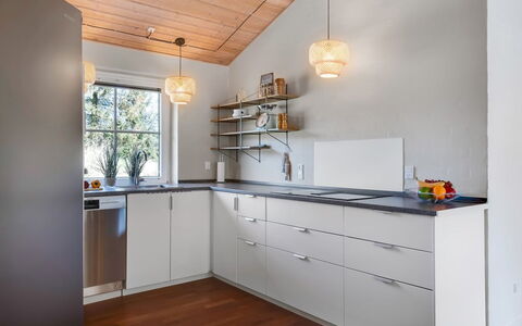 Ingmund - 2Km from the Sea: Interior Design, Pavimentazione, Controsoffitto, Legna, Soffitto, Cabinetry, Cucina, Mobilia, Pavimento, Lampada