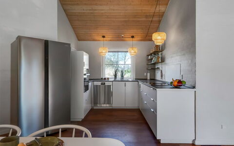 Ingmund - 2Km from the Sea: Cucina, Controsoffitto, Pavimentazione, Mobilia, Interior Design, Elettrodomestico Da Cucina, Lampada, Legna, Soffitto, Pavimento