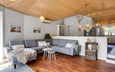 Ingmund - 2Km from the Sea: Interior Design, Mobilia, Divano, Legna, Pavimentazione, Soffitto, Soggiorno, Lampada, Pavimento, Casa
