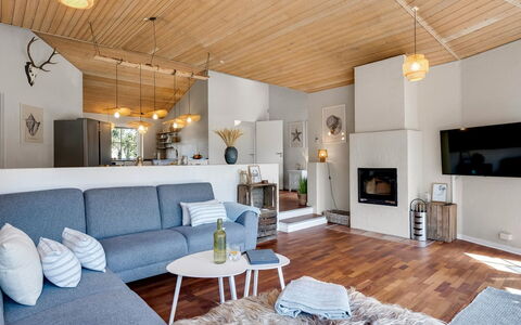 Ingmund - 2Km from the Sea: Mobilia, Interior Design, Pavimentazione, Divano, Legna, Soffitto, Soggiorno, Pavimento, Lampada, Casa