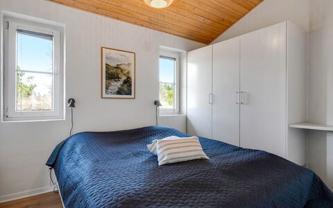 Ingmund - 2Km from the Sea: Legna, Soffitto, Camera Da Letto, Interior Design, Letto, Pavimento, Pavimentazione, Casa, Lenzuolo, Mobilia