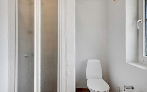 Ingmund - 2Km from the Sea: Parete, Pavimentazione, Pavimento, Legna, Porta, Interior Design, Idraulico Fixture, Camera, Bagno, Materiale Composito