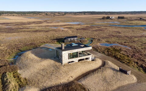 Caterina - 100M from the Sea: Arbusto, Urban Design, Groundcover, Brick, Appartamento, Estate, Muratura, Balcone, Landscaping