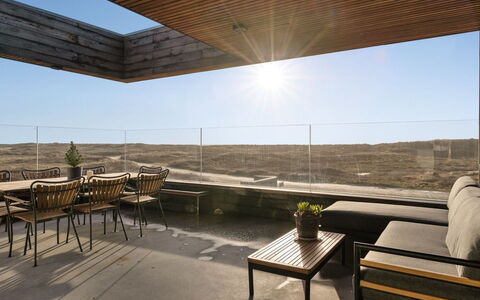 Caterina - 100M from the Sea: Arbusto, Urban Design, Groundcover, Brick, Appartamento, Estate, Muratura, Balcone, Landscaping