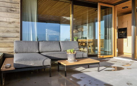 Caterina - 100M from the Sea: Arbusto, Urban Design, Groundcover, Brick, Appartamento, Estate, Muratura, Balcone, Landscaping