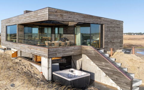 Caterina - 100M from the Sea: Arbusto, Urban Design, Groundcover, Brick, Appartamento, Estate, Muratura, Balcone, Landscaping