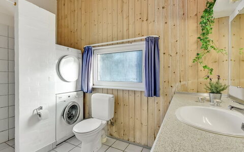 Tali - 700M from the Sea: Pavimentazione, Legna, Pavimento, Idraulico Fixture, Soffitto, Interior Design, Lavello, Bagno, Camera, Lavandino Del Bagno
