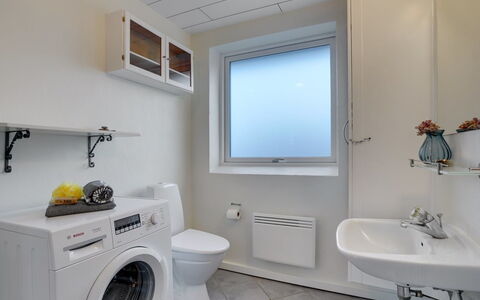 Dværg - 350M from the Sea: Pavimentazione, Idraulico Fixture, Pavimento, Interior Design, Soffitto, Camera, Bagno, Idraulico, Gabinetto, Lavello