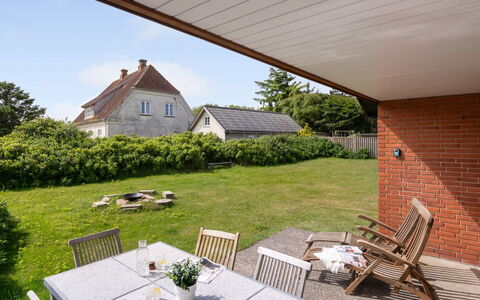 Dværg - 350M from the Sea: Erba, Arbusto, Tetto, Zona Residenziale, Casa, Giardino, Casa, Mobilia, Lotto, Villetta