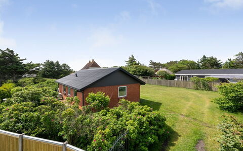 Dværg - 350M from the Sea: Erba, Tetto, Casa, Arbusto, Casa, Area Rurale, Villetta, Groundcover, Giardino