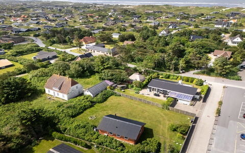Dværg - 350M from the Sea: Zona Residenziale, Visione Globale, Casa, Paesaggio, Tetto, Casa, Fotografia Aerea, Sobborgo, Lotto, Estate