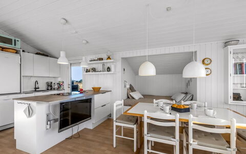Thorgny - from the Sea: Pavimentazione, Cucina, Legna, Mobilia, Interior Design, Pavimento, Soffitto, Pavimento In Legno, Controsoffitto, Cucina & Sala Da Pranzo Tavolo