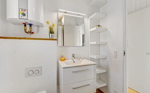 Thorgny - from the Sea: Parete, Idraulico Fixture, Pavimentazione, Legna, Interior Design, Mobiletto Del Bagno, Pavimento, Bagno, Lavandino Del Bagno, Cabinetry