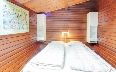 Svenne - 500M from the Sea: Legna, Soffitto, Pavimento, Pavimentazione, Interior Design, Camera Da Letto, Latifoglie, Letto, Color Legno, Pavimento In Legno