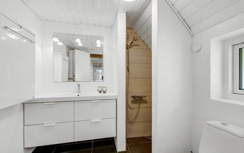 Laetitita - from the Sea: Pavimentazione, Idraulico Fixture, Pavimento, Bagno, Lavello, Lavandino Del Bagno, Legna, Mobiletto Del Bagno, Interior Design, Soffitto