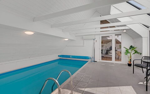 Laetitita - from the Sea: Pavimentazione, Pavimento, Soffitto, Piscina, Design, Illuminazione Diurna, Attico, Sala, Piastrella, Pavimento In Legno