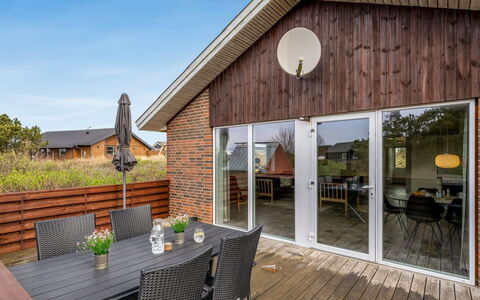 Hawarth - 300M to the Fjord: Arbusto, Urban Design, Groundcover, Brick, Appartamento, Estate, Muratura, Balcone, Landscaping