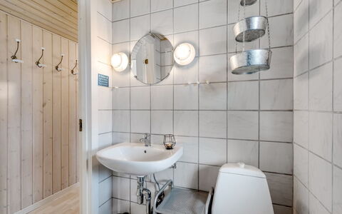 Elmeri - from the Sea: Pavimentazione, Interior Design, Idraulico Fixture, Pavimento, Lavandino Del Bagno, Bagno, Soffitto, Lavello, Idraulico, Rubinetto