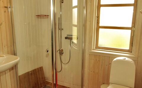 Soeren - from the Sea: Idraulico Fixture, Bagno, Toilet Seat, Pavimentazione, Legna, Pavimento, Gabinetto, Idraulico, Lavandino Del Bagno, Interior Design