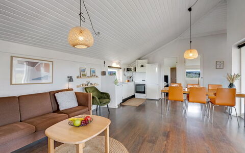 Jænis - from the Sea: Mobilia, Interior Design, Pavimentazione, Legna, Soffitto, Divano, Pavimento, Lampada, Soggiorno, Casa