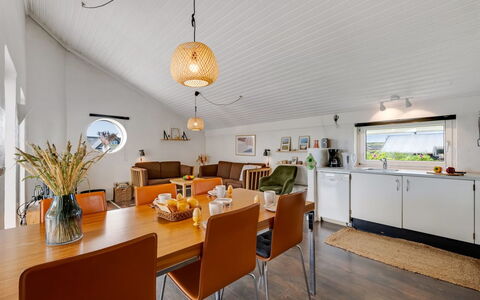 Jænis - from the Sea: Soffitto, Interior Design, Mobilia, Casa, Pavimento, Cucina & Sala Da Pranzo Tavolo, Lampada, Divano, Soggiorno