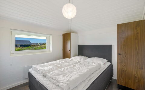 Jænis - from the Sea: Legna, Soffitto, Camera Da Letto, Pavimento, Interior Design, Pavimentazione, Letto, Bedding, Lenzuolo, Telaio Del Letto