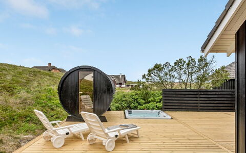 Arvo - from the Sea: Arbusto, Urban Design, Groundcover, Brick, Appartamento, Estate, Muratura, Balcone, Landscaping