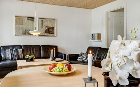 Eini - 4.5Km from the Sea: Mobilia, Interior Design, Pavimentazione, Divano, Tavolo, Legna, Soffitto, Lampada, Pavimento, Soggiorno