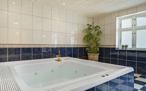 Eini - 4.5Km from the Sea: Pavimentazione, Idraulico Fixture, Bagno, Interior Design, Pavimento, Vasca Da Bagno, Soffitto, Idraulico, Piastrella, Camera