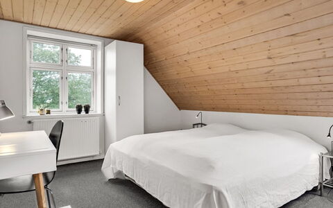 Eini - 4.5Km from the Sea: Pavimentazione, Interior Design, Camera Da Letto, Legna, Letto, Pavimento, Soffitto, Mobilia, Pavimento In Legno, Lenzuolo