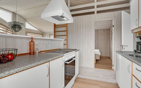Galmand - 300M from the Sea: Cucina, Pavimentazione, Legna, Interior Design, Pavimento, Controsoffitto, Apparecchio Major, Soffitto, Elettrodomestico Da Cucina, Cabinetry