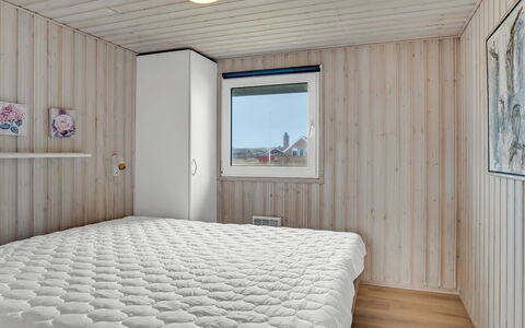 Galmand - 300M from the Sea: Legna, Camera Da Letto, Pavimento, Pavimentazione, Interior Design, Soffitto, Letto, Lenzuolo, Camera, Bedding