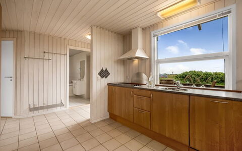Erland - 500M from the Sea: Pavimentazione, Pavimento, Legna, Soffitto, Interior Design, Controsoffitto, Camera, Cucina, Pavimento In Legno, Color Legno