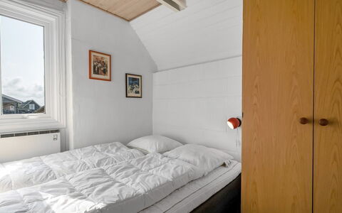 Iines - 200M from the Sea: Parete, Legna, Camera Da Letto, Pavimento, Pavimentazione, Letto, Lenzuolo, Soffitto, Bedding, Telaio Del Letto