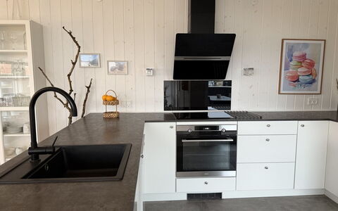 Mauri - 350M from the Sea: Pavimentazione, Cucina, Legna, Controsoffitto, Pavimento, Cabinetry, Elettrodomestico Da Cucina, Cucina Stufa, Interior Design, Pavimento In Legno