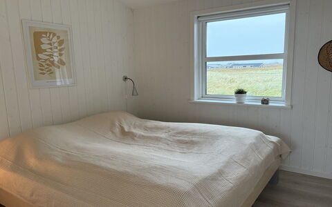 Mauri - 350M from the Sea: Legna, Camera Da Letto, Pavimento, Pavimentazione, Lenzuolo, Letto, Bedding, Biancheria, Telaio Del Letto, Pavimento In Legno