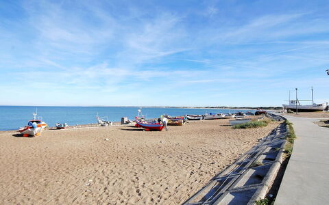 Usko - 250M from the Sea: Arbusto, Urban Design, Groundcover, Brick, Appartamento, Estate, Muratura, Balcone, Landscaping