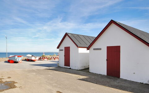 Usko - 250M from the Sea: Arbusto, Urban Design, Groundcover, Brick, Appartamento, Estate, Muratura, Balcone, Landscaping