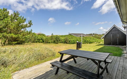 Usko - 250M from the Sea: Arbusto, Urban Design, Groundcover, Brick, Appartamento, Estate, Muratura, Balcone, Landscaping