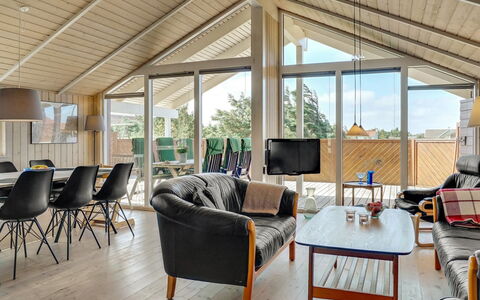 Horsten - 350M from the Sea: Legna, Casa, Villetta, Soffitto, Interior Design, Mobilia, Portico, Porta, Latifoglie, Sedia