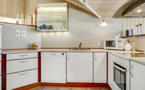 Horsten - 350M from the Sea: Cucina, Interior Design, Pavimentazione, Legna, Elettrodomestico Da Cucina, Controsoffitto, Soffitto, Apparecchio Major, Cabinetry, Lampada