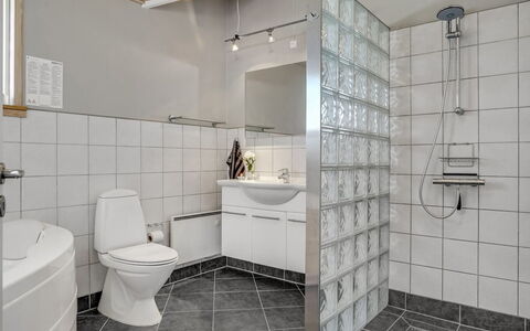 Horsten - 350M from the Sea: Pavimentazione, Parete, Pavimento, Interior Design, Soffitto, Idraulico Fixture, Piastrella, Bagno, Idraulico, Materiale Composito