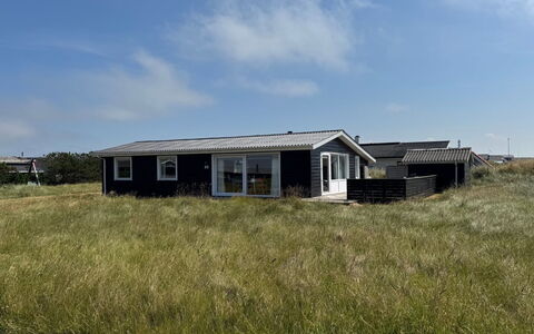 Bera - 250M from the Sea: Costruzione, Casa, Legna, Casa, Tetto, Villetta, Zona Residenziale, Arbusto, Architettura