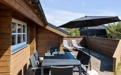 Eggerich - 900M from the Sea: Arbusto, Urban Design, Groundcover, Brick, Appartamento, Estate, Muratura, Balcone, Landscaping