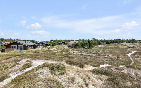 Eggerich - 900M from the Sea: Arbusto, Urban Design, Groundcover, Brick, Appartamento, Estate, Muratura, Balcone, Landscaping