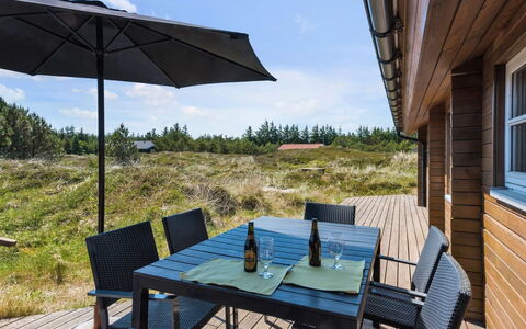 Eggerich - 900M from the Sea: Arbusto, Urban Design, Groundcover, Brick, Appartamento, Estate, Muratura, Balcone, Landscaping